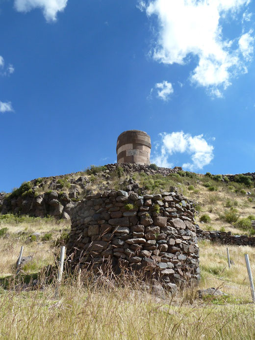 Touren zu den Grabstätten von Sillustani. Silustani liegt exponiert auf einer Halbinsel im Umayo See