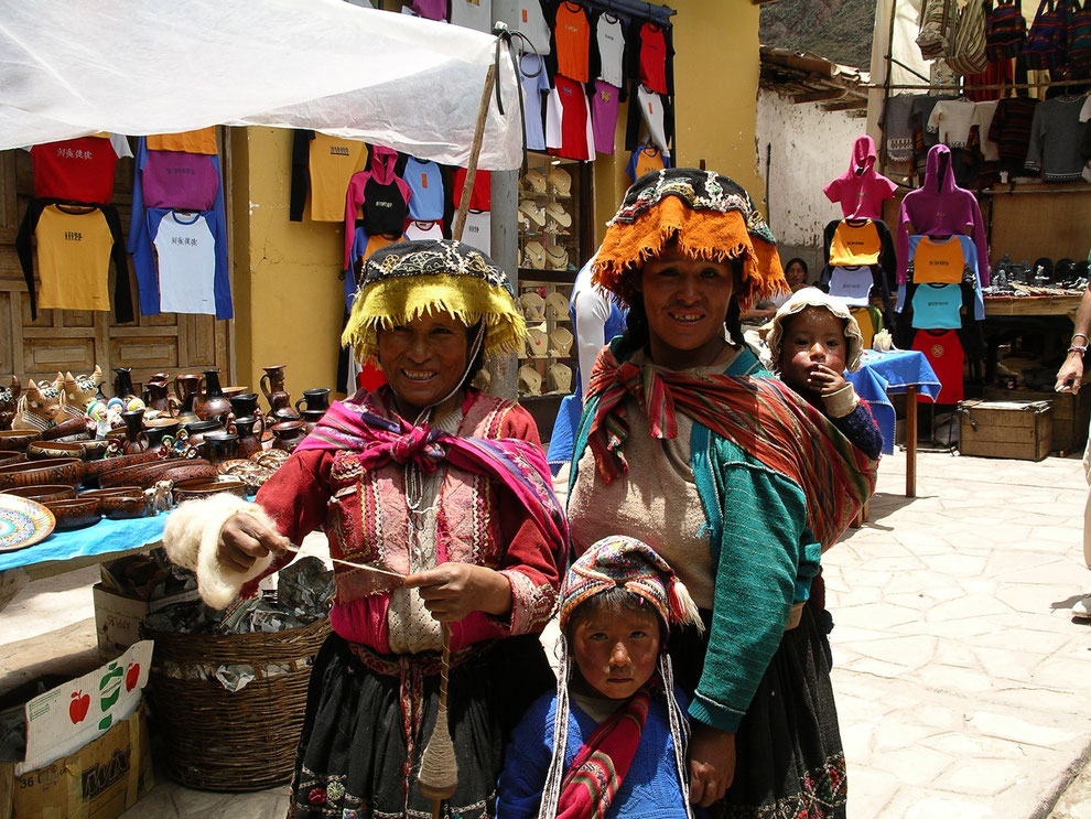 Auf Ihrer Rundreise durch Peru sehen Sie viele Märkte - Traditionell gekleidete Marktfrauen bieten ihre Ware an