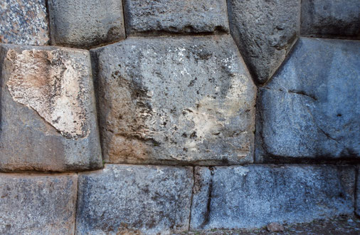 Bei der stadtbesichtigung von Cusco geht es vorbei an diesem Stein: So bauten die Inka ihre Mauern, Cusco