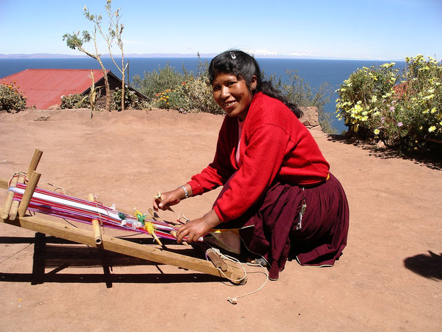Besuch der Insel Taquile: Weberin auf der Titicacasee Insel Taquile