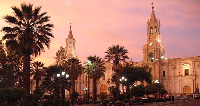 Flitterwochen in Peru: Romantik am beleuchteten Plaza de Armas in Arequipa