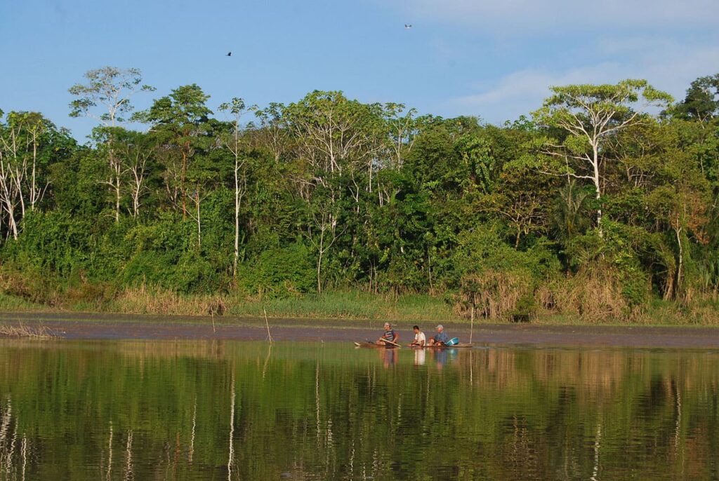 Ausflüge in den Regenwald in Peru: Die Holzkanus sind nach wie vor das Haupttransportmittel der Einheimischen