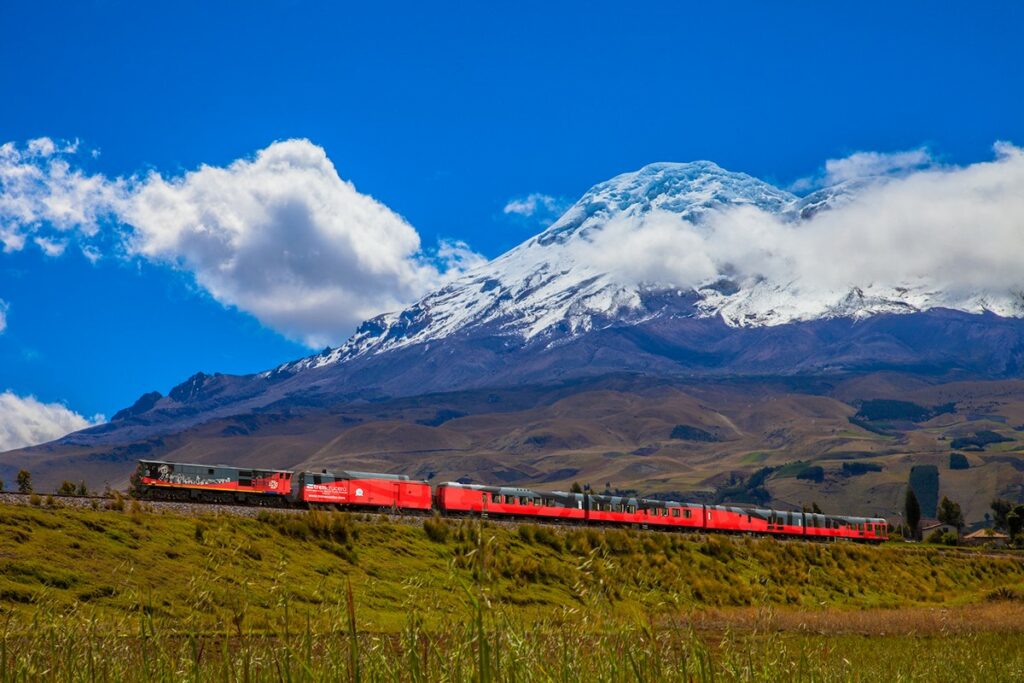 Die Eisenbahnstrecken in Ecuadors Hochland versprechen spektakuläre Aussichten, hier auf den Chimborazo, Foto: Tren Ecuador