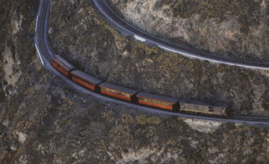 Teufelsnase - Im Zickzack geth es den Berg hinauf, Foto: Tren Ecuador