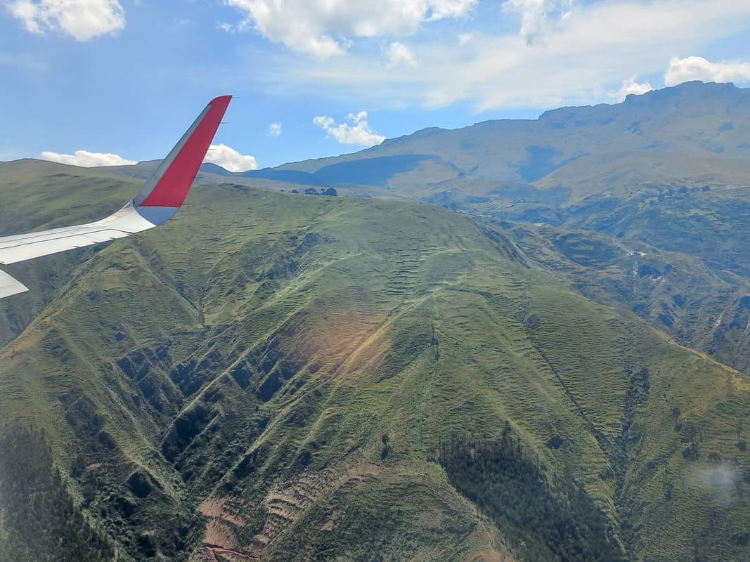 Peru: beim Anflug auf Cusco denkt man, man streift die Berge.