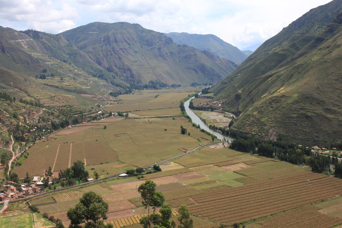 Peru: Fahrt hinunter in das Urubambatal, spektakulär.