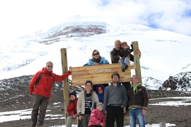 Mehrfamilienausflug auf den Cotopaxi - hier auf 4.600m Höhe. Anschließend dann noch einen Schneemann bauen quasi am Äquator!