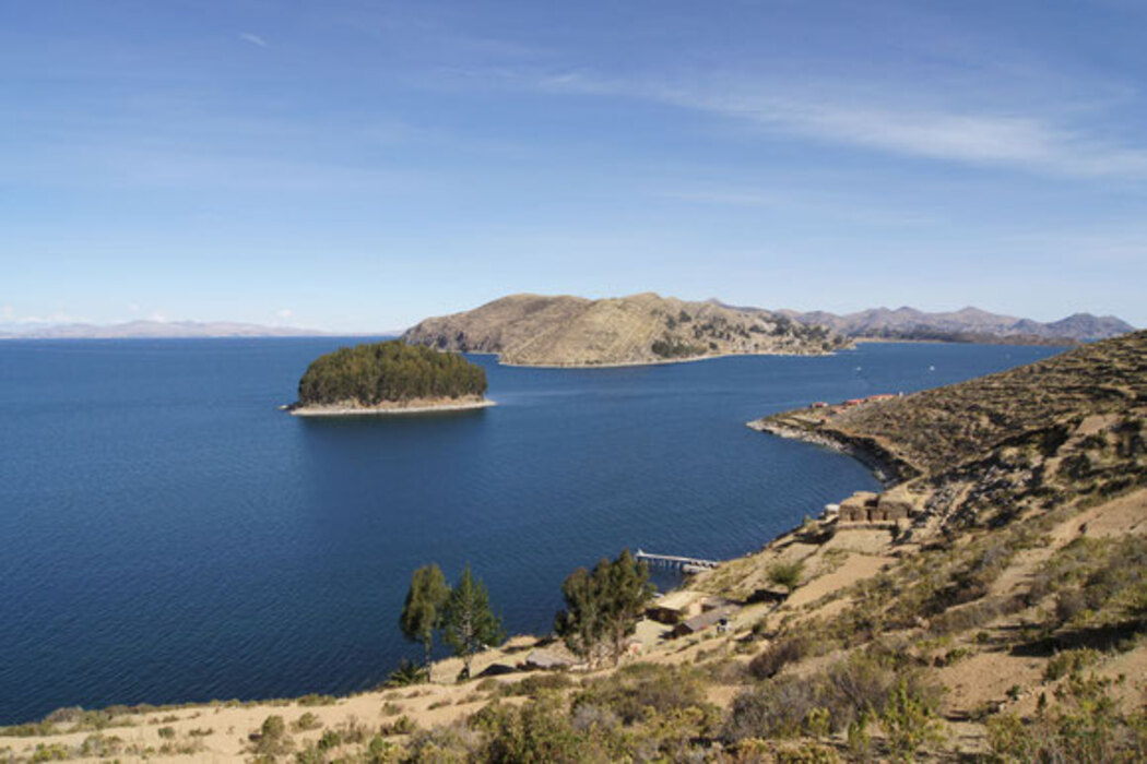 Bolivien, Titicacasee und die Sonneninsel, wunderschön im blauen See gelegen.