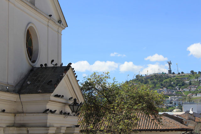 Altstadt von Quito mit Blick auf den Panecillo mit der Engelsstatue