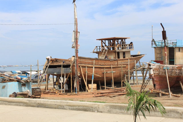 Fischerboots-Bau am Strand von Manta