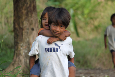 Cuayabeno Nationalpark, Kinder eines kleinen Regenwalddorfes