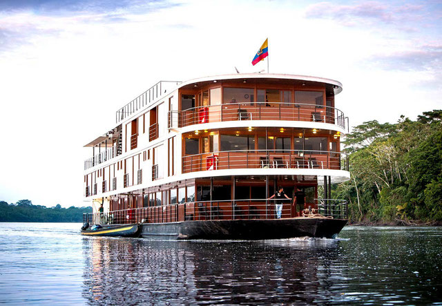 Luxus-Kreuzfahrtschiff Anakonda im ecuadorianischen Regenwald