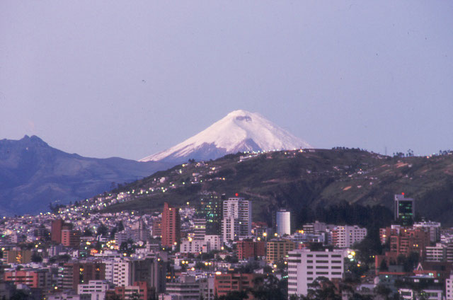 Blick auf den Vulkan Cotopaxi von Quito aus in der Abenddämmerung