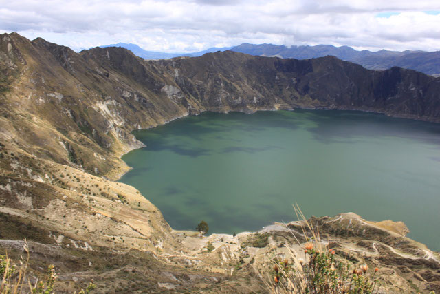 Lagune Quilotoa in der westlichen Andenkette Ecuadors