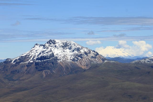 Wandern in den Anden, Sincholagua und im Hintergrund der Antisana, gesehen vom Cotopaxi aus.