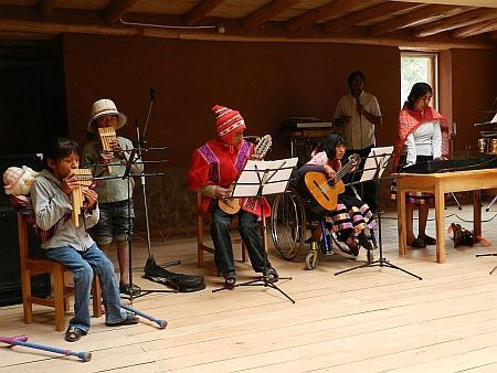Gemeinsames Musizieren im Projekt Wiñay im Heiligen Tal bei Cusco
